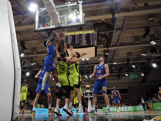 Chris Coffey 22 MBC Weissenfels dots over Martynas Sajus 19 medi Bayreuth and Kevin Wohlrath 6 medi Bayreuth during the game medi Bayreuth vs syntainics MBC Weissenfels Basketball, Bundesliga, 20 11 2021, season 2021 2022, 8 matchday Copyright xErikxHillmer EIBNERx EP EHR medi Bayreuth vs syntainics MBC Weissenfels Basketball, Bundesliga, 20 11 2021, season 2021 2022, 8 matchday Bayreuth Copyright: xErikxHillmer EIBNERx EP_EHR