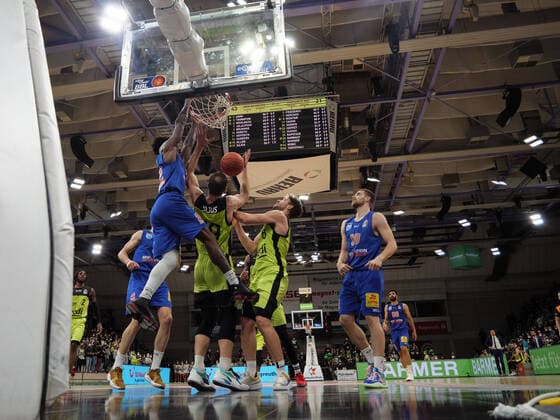 Chris Coffey 22 MBC Weissenfels dots over Martynas Sajus 19 medi Bayreuth and Kevin Wohlrath 6 medi Bayreuth during the game medi Bayreuth vs syntainics MBC Weissenfels Basketball, Bundesliga, 20 11 2021, season 2021 2022, 8 matchday Copyright xErikxHillmer EIBNERx EP EHR medi Bayreuth vs syntainics MBC Weissenfels Basketball, Bundesliga, 20 11 2021, season 2021 2022, 8 matchday Bayreuth Copyright: xErikxHillmer EIBNERx EP_EHR