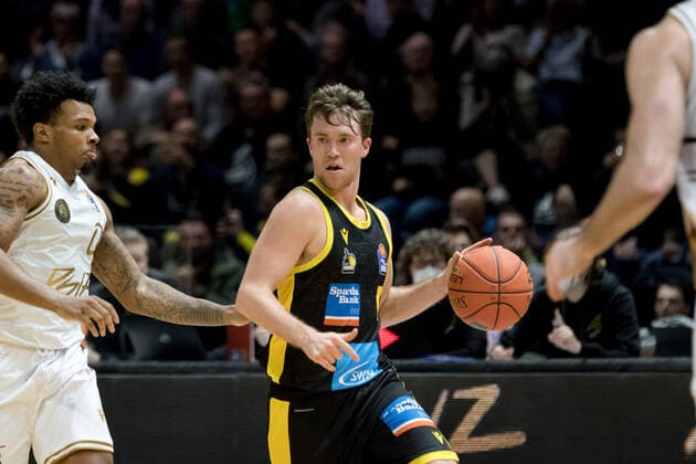 Basketball Loewen Braunschweig MHP Riesen Ludwigsburg Jordan Hulls No 1 MHP Riesen Ludwigsburg vs Tookie Brown No 0 Basketball Loewen Braunschweig Basketball Loewen Braunschweig MHP Riesen Ludwigsburg, basketball, BBL, season 2021 2022, 20 11 2021 Braunschweig. Copyright: xEibner-Pressefoto Jan-FredericxHelbigx