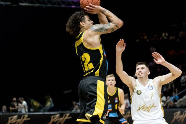 Basketball Loewen Braunschweig MHP Riesen Ludwigsburg Jonah Radebaugh No 12 MHP Riesen Ludwigsburg vs David Kraemer No 1 Basketball Loewen Braunschweig Basketball Loewen Braunschweig MHP Riesen Ludwigsburg, Basketball, BBL, season 2021 2022, 20 11 2021 Braunschweig. Copyright: xEibner-Pressefoto Jan-FredericxHelbigx