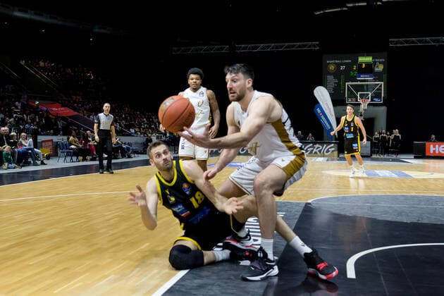 Basketball Loewen Braunschweig MHP Riesen Ludwigsburg Jonas Wohlfarth Bottermann No 18 MHP Riesen Ludwigsburg and Owen Klassen No 5 Basketball Loewen Braunschweig try to get the ball Basketball Loewen Braunschweig MHP Riesen Ludwigsburg, Basketball, BBL, season 2021 2022, 20 11 2021 Braunschweig. Copyright: xEibner-Pressefoto Jan-FredericxHelbigx