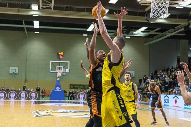 James Washington Rasta Vechta, 15 Daniel Keppeler Tigers Tuebingen, 31 Tigers Tuebingen vs Rasta Vechta, 2 Basketball Bundesliga, Pro A, Barmer 2 Basketball, 11 Spieltag , Spielzeit 2021 2022, 20 11 2021 Tigers Tuebingen vs Rasta Vechta, 2 Basketball Bundesliga, Pro A, Barmer 2 Basketball, 11 Spieltag , Spielzeit 2021 2022, 20 11 2021 Rottenburg am Neckar Copyright: xNinaxSanderx xEibnerxPressefotox EP_NSR