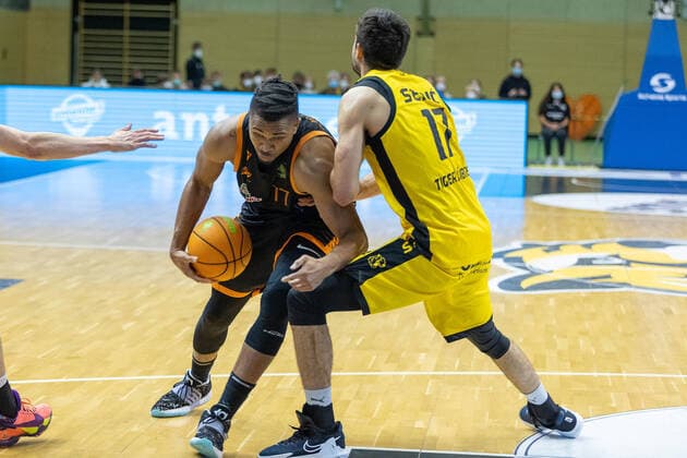 Tyrone Nash Rasta Vechta, 77 Mateo Seric Tigers Tuebingen, 17 Tigers Tuebingen vs Rasta Vechta, 2 Basketball Bundesliga, Pro A, Barmer 2 Basketball, 11 Spieltag , Spielzeit 2021 2022, 20 11 2021 Tigers Tuebingen vs Rasta Vechta, 2 Basketball Bundesliga, Pro A, Barmer 2 Basketball, 11 Spieltag , Spielzeit 2021 2022, 20 11 2021 Rottenburg am Neckar Copyright: xNinaxSanderx xEibnerxPressefotox EP_NSR