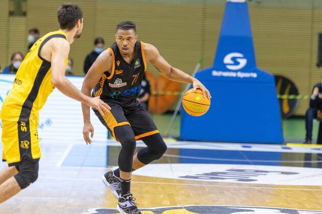 Mateo Seric Tigers Tuebingen, 17 Tyrone Nash Rasta Vechta, 77 Tigers Tuebingen vs Rasta Vechta, 2 Basketball Bundesliga, Pro A, Barmer 2 Basketball, 11 Spieltag , Spielzeit 2021 2022, 20 11 2021 Tigers Tuebingen vs Rasta Vechta, 2 Basketball Bundesliga, Pro A, Barmer 2 Basketball, 11 Spieltag , Spielzeit 2021 2022, 20 11 2021 Rottenburg am Neckar Copyright: xNinaxSanderx xEibnerxPressefotox EP_NSR