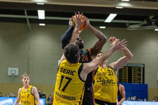 Mateo Seric Tigers Tuebingen, 17 Preston Purifoy Rasta Vechta, 24 Ryan Mikesell Tigers Tuebingen, 33 Tigers Tuebingen vs Rasta Vechta, 2 Basketball Bundesliga, Pro A, Barmer 2 Basketball, 11 Spieltag , Spielzeit 2021 2022, 20 11 2021 Tigers Tuebingen vs Rasta Vechta, 2 Basketball Bundesliga, Pro A, Barmer 2 Basketball, 11 Spieltag , Spielzeit 2021 2022, 20 11 2021 Rottenburg am Neckar Copyright: xNinaxSanderx xEibnerxPressefotox EP_NSR