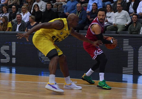 GER, Basketball,BCL, EWE Baskets Oldenburg vs JobStairs Giessen 46ers 20.11.2021, EWE Arena, Oldenburg, GER, easy Credit-BBL, EWE Baskets Oldenburg vs JobStairs Giessen 46ers , im Bild Kyan ANDERSON( JobStairs Giessen 46ers 5 ) eb23 nordphotoxRojahn nph00310