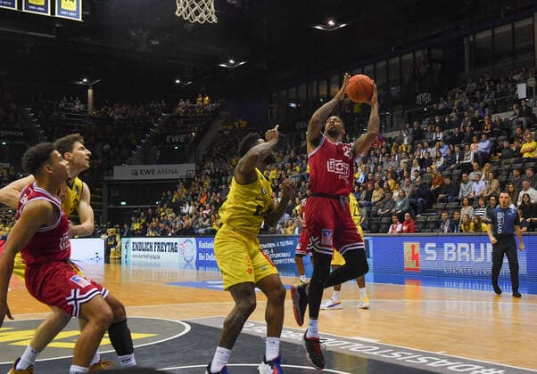 GER, Basketball,BCL, EWE Baskets Oldenburg vs JobStairs Giessen 46ers 20.11.2021, EWE Arena, Oldenburg, GER, easy Credit-BBL, EWE Baskets Oldenburg vs JobStairs Giessen 46ers , im Bild Philip Darnell FEYNE II( JobStairs Giessen 46ers 25 ) Cameron CLARK ( EWE Baskets Oldenburg 15 ) nordphotoxRojahn nph00310