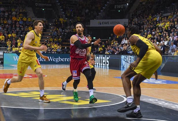 GER, Basketball,BCL, EWE Baskets Oldenburg vs JobStairs Giessen 46ers 20 11 2021, EWE Arena, Oldenburg, GER, easy Credit BBL, EWE Baskets Oldenburg vs JobStairs Giessen 46ers , in picture Kyan ANDERSON JobStairs Giessen 46ers 5 Alen PJANIC EWE Baskets Oldenburg 35 Tai ODIASE EWE Baskets Oldenburg 21 nordphotoxRojahn nph00310