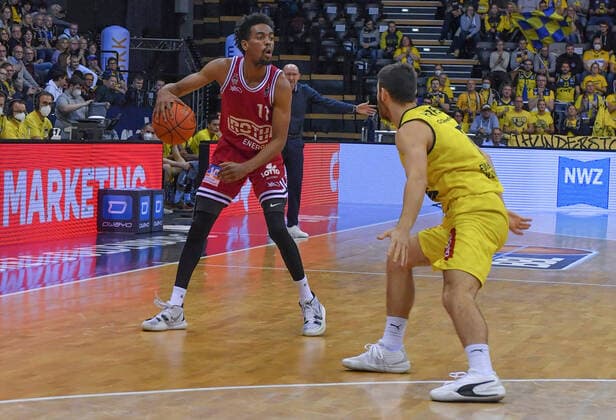 GER, Basketball,BCL, EWE Baskets Oldenburg vs JobStairs Giessen 46ers 20 11 2021, EWE Arena, Oldenburg, GER, easy Credit BBL, EWE Baskets Oldenburg vs JobStairs Giessen 46ers , in picture Jalen TATE JobStairs Giessen 46ers 11 Sebastian HERRERA EWE Baskets Oldenburg 7 nordphotoxRojahn nph00310