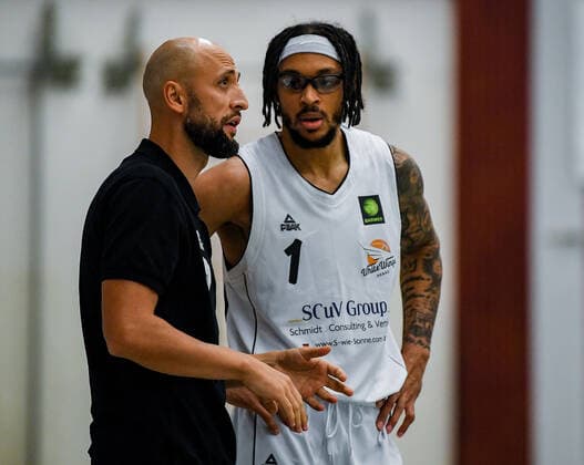 20 11 2021, xpsx, Basketball 2 Bundesliga Pro B, White Wings Hanau Fraport Skyliners Juniors v l Trainer Head Coach Kamil Stanislaw Piechucki Hanau , Dewrell Tisdale Jr Hanau Hanau Hessen Germany DEU