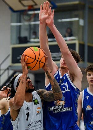 20 11 2021, xpsx, Basketball 2 Bundesliga Pro B, White Wings Hanau Fraport Skyliners Juniors v l Dewrell Tisdale Jr Hanau , Calvin Schaum Frankfurt Hanau Hesse Germany DEU