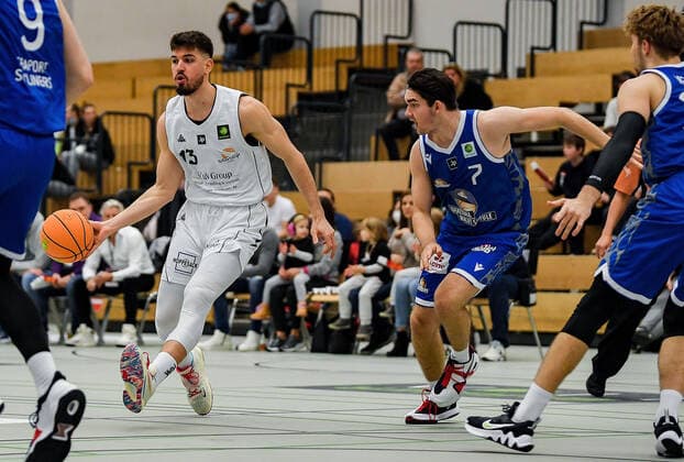 20 11 2021, xpsx, Basketball 2 Bundesliga Pro B, White Wings Hanau Fraport Skyliners Juniors v l Stefan Vasovic Hanau , Bennet Schubert Frankfurt Hanau Hesse Germany DEU