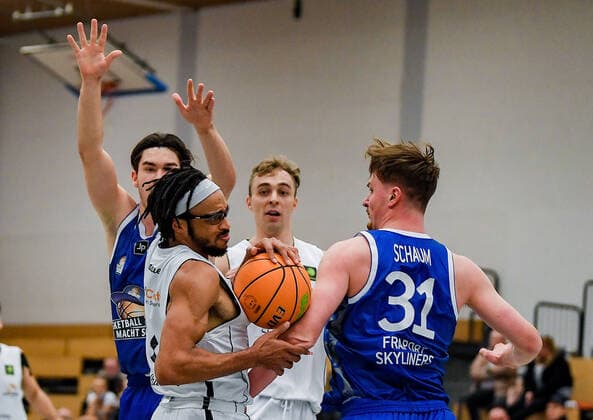 20 11 2021, xpsx, Basketball 2 Bundesliga Pro B, White Wings Hanau Fraport Skyliners Juniors v l Dewrell Tisdale Jr Hanau , Victor Demetrio Hanau , Calvin Schaum Frankfurt Hanau Hesse Germany DEU