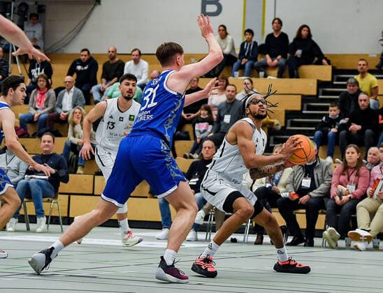 20 11 2021, xpsx, Basketball 2 Bundesliga Pro B, White Wings Hanau Fraport Skyliners Juniors v l Calvin Schaum Frankfurt , Dewrell Tisdale Jr Hanau Hanau Hesse Germany DEU
