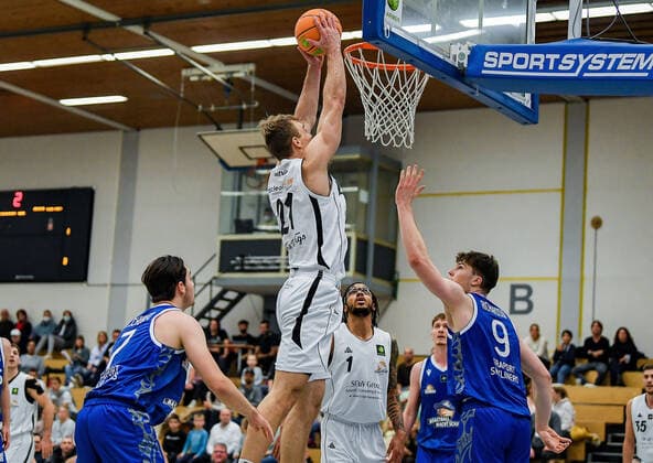 20 11 2021, xpsx, Basketball 2 Bundesliga Pro B, White Wings Hanau Fraport Skyliners Juniors v l Bennet Schubert Frankfurt , Victor Demetrio Hanau , Dewrell Tisdale Jr Hanau , Alexander Robert Dieter Richardson Frankfurt Hanau Hesse Germany DEU