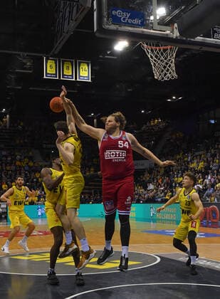 GER, Basketball,BCL, EWE Baskets Oldenburg vs JobStairs Giessen 46ers 20 11 2021, EWE Arena, Oldenburg, GER, easy Credit BBL, EWE Baskets Oldenburg vs JobStairs Giessen 46ers , in picture John BRYANT JobStairs Giessen 46ers 54 Alen PJANIC EWE Baskets Oldenburg 35 Tai ODIASE EWE Baskets Oldenburg 21 Bennet HUNDT EWE Baskets Oldenburg 33 nordphotoxRojahn nph00310
