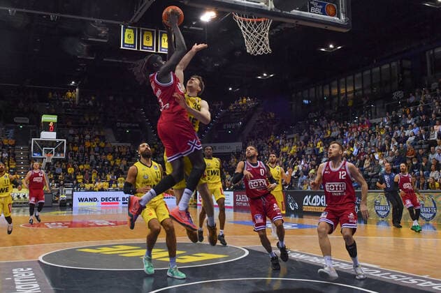 GER, Basketball,BCL, EWE Baskets Oldenburg vs JobStairs Giessen 46ers 20 11 2021, EWE Arena, Oldenburg, GER, easy Credit BBL, EWE Baskets Oldenburg vs JobStairs Giessen 46ers , in picture Nuni OMOT JobStairs Giessen 46ers 1 Alen PJANIC EWE Baskets Oldenburg 35 Martin BREUNING EWE Baskets Oldenburg 12 Kendale Deshawn McCULLUM JobStairs Giessen 46ers 0 Kilian Matthias BINAPFEL JobStairs Giessen 46ers 12 nordphotoxRojahn nph00310