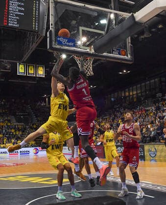 GER, Basketball,BCL, EWE Baskets Oldenburg vs JobStairs Giessen 46ers 20 11 2021, EWE Arena, Oldenburg, GER, easy Credit BBL, EWE Baskets Oldenburg vs JobStairs Giessen 46ers , in picture Nuni OMOT JobStairs Giessen 46ers 1 Alen PJANIC EWE Baskets Oldenburg 35 Martin BREUNING EWE Baskets Oldenburg 12 Kendale Deshawn McCULLUM JobStairs Giessen 46ers 0 Kilian Matthias BINAPFEL JobStairs Giessen 46ers 12 nordphotoxRojahn nph00310