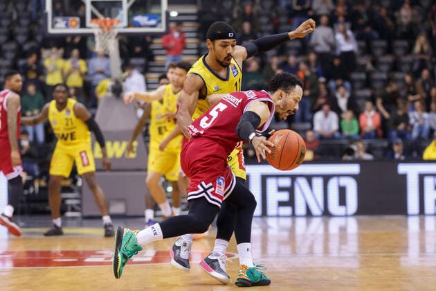 Oldenburg, Lower Saxony, DEU, 20 11 2021, Kyan Anderson right, JobStairs Giessen 46ers and Phil Pressey EWE Baskets Oldenburg EWE Baskets Oldenburg vs JobStairs Giessen 46ers 1 Basketball Bundesliga Season 2021 2022, Matchday 8, Grosse EWE Arena EWE Baskets Oldenburg vs JobStairs Giessen 46ers. www.andreas-burmann.de