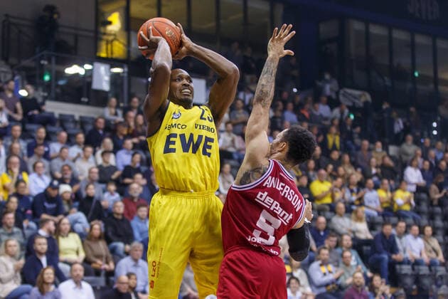 Oldenburg, Lower Saxony, DEU, 20 11 2021, Rickey Paulding left, EWE Baskets Oldenburg and Kyan Anderson right, JobStairs Giessen 46ers EWE Baskets Oldenburg vs JobStairs Giessen 46ers 1 Basketball Bundesliga Season 2021 2022, Matchday 8, Grosse EWE Arena EWE Baskets Oldenburg vs JobStairs Giessen 46ers. www.andreas-burmann.de
