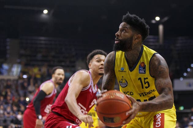 Oldenburg, Lower Saxony, DEU, 20 11 2021, Cameron Clark right, EWE Baskets Oldenburg and Maximilian Maalik Begue JobStairs Giessen 46ers EWE Baskets Oldenburg vs JobStairs Giessen 46ers 1 Basketball Bundesliga Saison 2021 2022, 8 Spieltag, Grosse EWE Arena EWE Baskets Oldenburg vs JobStairs Giessen 46ers. www.andreas-burmann.de