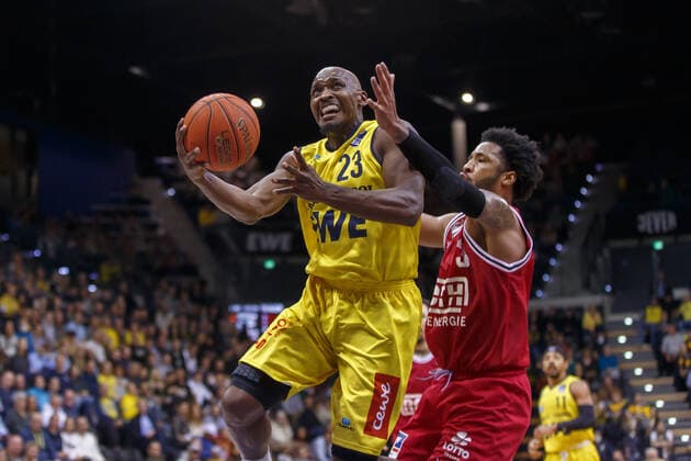 Oldenburg, Lower Saxony, DEU, 20 11 2021, Rickey Paulding left, EWE Baskets Oldenburg and Brayon Blake right, JobStairs Giessen 46ers EWE Baskets Oldenburg vs JobStairs Giessen 46ers 1 Basketball Bundesliga Season 2021 2022, Matchday 8, Grosse EWE Arena EWE Baskets Oldenburg vs JobStairs Giessen 46ers. www.andreas-burmann.de