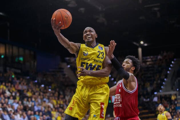 Oldenburg, Lower Saxony, DEU, 20 11 2021, Rickey Paulding left, EWE Baskets Oldenburg and Brayon Blake right, JobStairs Giessen 46ers EWE Baskets Oldenburg vs JobStairs Giessen 46ers 1 Basketball Bundesliga Season 2021 2022, Matchday 8, Grosse EWE Arena EWE Baskets Oldenburg vs JobStairs Giessen 46ers. www.andreas-burmann.de