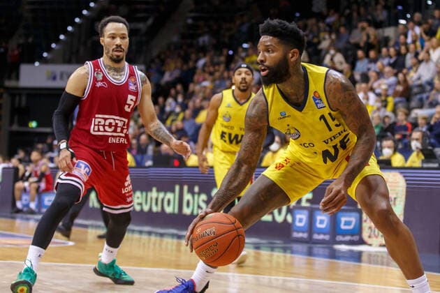 Oldenburg, Lower Saxony, DEU, 20 11 2021, Cameron Clark right, EWE Baskets Oldenburg and Kyan Anderson left, JobStairs Giessen 46ers EWE Baskets Oldenburg vs JobStairs Giessen 46ers 1 Basketball Bundesliga Season 2021 2022, Matchday 8, Grosse EWE Arena EWE Baskets Oldenburg vs JobStairs Giessen 46ers. www.andreas-burmann.de