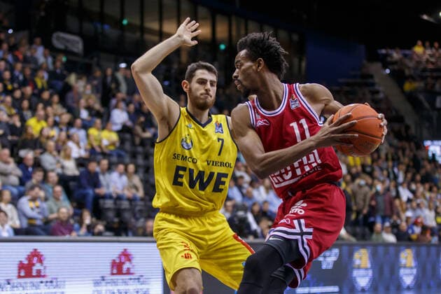 Oldenburg, Lower Saxony, DEU, 20 11 2021, Jalen Tate right, JobStairs Giessen 46ers and Sebastian Herrera left, EWE Baskets Oldenburg EWE Baskets Oldenburg vs JobStairs Giessen 46ers 1 Basketball Bundesliga Season 2021 2022, Matchday 8, Grosse EWE Arena EWE Baskets Oldenburg vs JobStairs Giessen 46ers. www.andreas-burmann.de