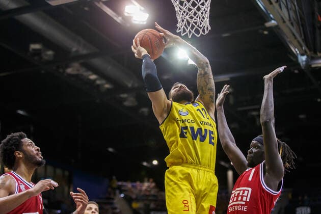 Oldenburg, Lower Saxony, DEU, 20 11 2021, Martin Breunig center, EWE Baskets Oldenburg , Nuni Omot right, JobStairs Giessen 46ers EWE Baskets Oldenburg vs JobStairs Giessen 46ers 1 Basketball Bundesliga Season 2021 2022, Matchday 8, Grosse EWE Arena EWE Baskets Oldenburg vs JobStairs Giessen 46ers. www.andreas-burmann.de