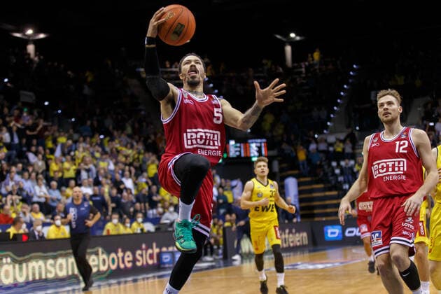 Oldenburg, Lower Saxony, DEU, 20 11 2021, Kyan Anderson left, JobStairs Giessen 46ers and Kilian Matthias Binapfl right, JobStairs Giessen 46ers EWE Baskets Oldenburg vs JobStairs Giessen 46ers 1 Basketball Bundesliga Season 2021 2022, Matchday 8, Grosse EWE Arena EWE Baskets Oldenburg vs JobStairs Giessen 46ers. www.andreas-burmann.de