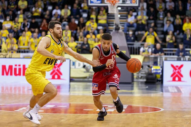 Oldenburg, Lower Saxony, DEU, 20 11 2021, Kendale Deshawn McCullum right, JobStairs Giessen 46ers and Sebastian Herrera left, EWE Baskets Oldenburg EWE Baskets Oldenburg vs JobStairs Giessen 46ers 1 Basketball Bundesliga Season 2021 2022, Matchday 8, Grosse EWE Arena EWE Baskets Oldenburg vs JobStairs Giessen 46ers. www.andreas-burmann.de