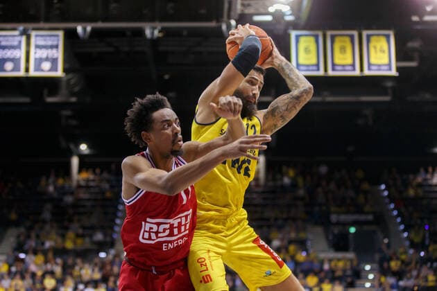 Oldenburg, Lower Saxony, DEU, 20 11 2021, Martin Breunig right, EWE Baskets Oldenburg and Jalen Tate left, JobStairs Giessen 46ers EWE Baskets Oldenburg vs JobStairs Giessen 46ers 1 Basketball Bundesliga Season 2021 2022, Matchday 8, Grosse EWE Arena EWE Baskets Oldenburg vs JobStairs Giessen 46ers. www.andreas-burmann.de