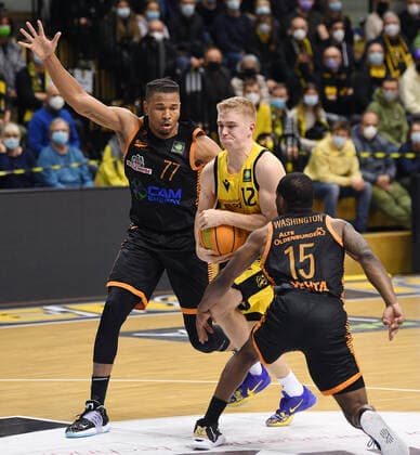 Basketball 2 Bundesliga 2021 2022 11 Matchday 20 11 2021 in Rottenburg Tigers Tuebingen RASTA Vechta Aatu Kivimaeki center, Tigers vs Tyrone Nash li, RASTA Vechta and James Washington re, RASTA Vechta.