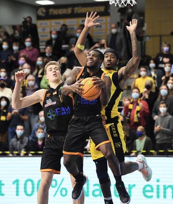 Basketball 2 Bundesliga 2021 2022 11 Matchday 20 11 2021 in Rottenburg Tigers Tuebingen RASTA Vechta James Washington center, RASTA Vechta vs Isaiah Crawley r back, Tigers and Robin Lodders li, RASTA Vechta.