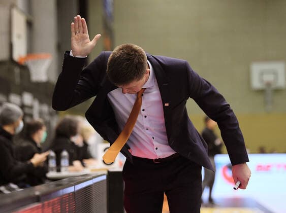 Basketball 2 Bundesliga 2021 2022 11 Matchday 20 11 2021 in Rottenburg Tigers Tuebingen RASTA Vechta coach Daniel Jansson RASTA Vechta angry about defeat