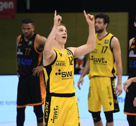 Basketball 2 Bundesliga 2021 2022 11 Matchday 20 11 2021 in Rottenburg Tigers Tuebingen RASTA Vechta JUBEL Tigers Aatu Kivimaeki