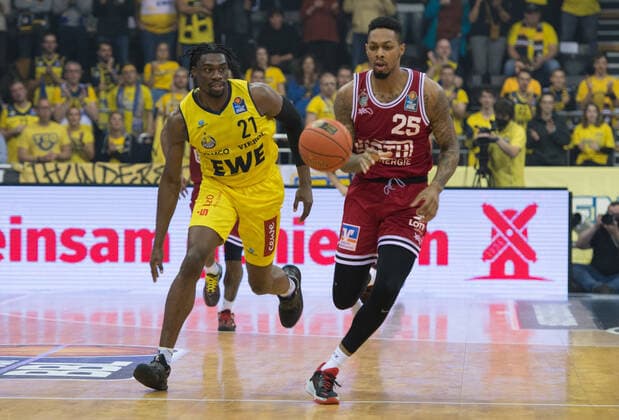 GER, Basketball,BCL, EWE Baskets Oldenburg vs JobStairs Giessen 46ers 20 11 2021, EWE Arena, Oldenburg, GER, easy Credit BBL, EWE Baskets Oldenburg vs JobStairs Giessen 46ers , in picture Philip Darnell FEYNE II JobStairs Giessen 46ers 25 Tai ODIASE EWE Baskets Oldenburg 21 nordphotoxRojahn nph00310