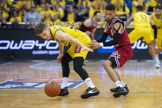 GER, Basketball,BCL, EWE Baskets Oldenburg vs JobStairs Giessen 46ers 20 11 2021, EWE Arena, Oldenburg, GER, easy Credit BBL, EWE Baskets Oldenburg vs JobStairs Giessen 46ers , in picture Bennet HUNDT EWE Baskets Oldenburg 33 Kendale Deshawn McCULLUM JobStairs Giessen 46ers 0 nordphotoxRojahn nph00310
