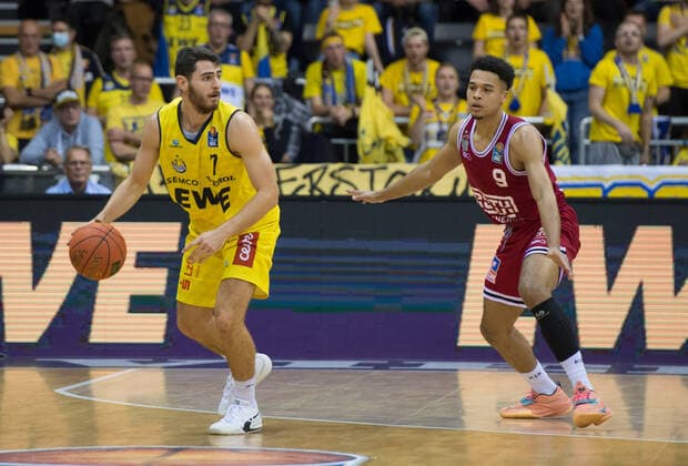 GER, Basketball,BCL, EWE Baskets Oldenburg vs JobStairs Giessen 46ers 20 11 2021, EWE Arena, Oldenburg, GER, easy Credit BBL, EWE Baskets Oldenburg vs JobStairs Giessen 46ers , in picture Sebastian HERRERA EWE Baskets Oldenburg 7 Maximilian Maalik BEGUE JobStairs Giessen 46ers 9 nordphotoxRojahn nph00310