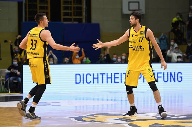Basketball 2 Bundesliga 2021 2022 11 Matchday 20 11 2021 in Rottenburg Tigers Tuebingen RASTA Vechta JUBEL Tigers Mateo Seric re high-fives Ryan Richard Mikesell.