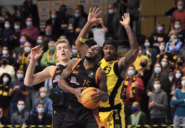 Basketball 2 Bundesliga 2021 2022 11 Matchday 20 11 2021 in Rottenburg Tigers Tuebingen RASTA Vechta James Washington center, RASTA Vechta vs Isaiah Crawley r back, Tigers and Robin Lodders li, RASTA Vechta.