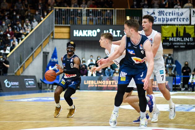 T J Shorts Merlins Crailsheim in a duel with Justus Hollatz Hamburg Towers , Lukas Meisner Hamburg Towers , in front of Fabian Bleck Merlins Crailsheim , GER, HAKRO Merlins Crailsheim vs Hamburg Towers, 20 11 2021, 8 Spieltag easycredit Basketball Bundesliga, Spielzeit 2021 2022 GER, HAKRO Merlins Crailsheim vs Hamburg Towers, 20 11 2021, 8 Spieltag easycredit Basketball Bundesliga, Spielzeit 2021 2022 Crailsheim Copyright: xEibner MichaelxMemmlerx EP_MMR