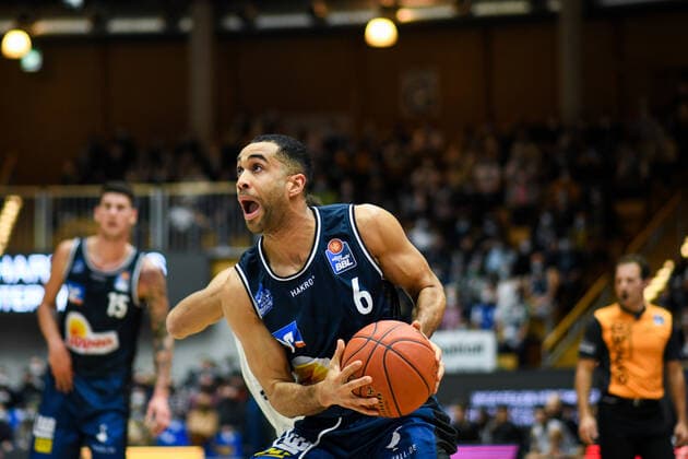Elias Lasisi Merlins Crailsheim on the ball, GER, HAKRO Merlins Crailsheim vs Hamburg Towers, 20 11 2021, 8 match day easycredit Basketball Bundesliga, season 2021 2022 GER, HAKRO Merlins Crailsheim vs Hamburg Towers, 20 11 2021, 8 match day easycredit Basketball Bundesliga, season 2021 2022 Crailsheim Copyright: xEibner MichaelxMemmlerx EP_MMR