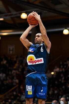 Elias Lasisi Merlins Crailsheim on the ball, GER, HAKRO Merlins Crailsheim vs Hamburg Towers, 20 11 2021, 8 match day easycredit Basketball Bundesliga, season 2021 2022 GER, HAKRO Merlins Crailsheim vs Hamburg Towers, 20 11 2021, 8 match day easycredit Basketball Bundesliga, season 2021 2022 Crailsheim Copyright: xEibner MichaelxMemmlerx EP_MMR
