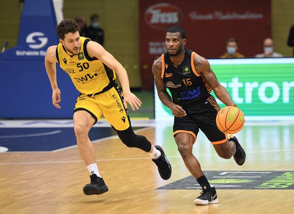 Basketball 2 Bundesliga 2021 2022 11 Matchday 20 11 2021 in Rottenburg Tigers Tuebingen RASTA Vechta James Washington re, RASTA Vechta vs Joanic Gruettner Bacoul li, Tigers.