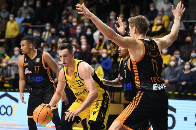 Basketball 2 Bundesliga 2021 2022 11 Matchday 20 11 2021 in Rottenburg Tigers Tuebingen RASTA Vechta Ryan Richard Mikesell centre, Tigers vs Robin Lodders re, RASTA Vechta and A J Turner 2 v re, RASTA Vechta.