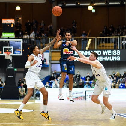 Elias Lasisi Merlins Crailsheim in a duel with Caleb Homesley Hamburg Towers , Lukas Meisner Hamburg Towers , GER, HAKRO Merlins Crailsheim vs Hamburg Towers, 20 11 2021, 8 Spieltag easycredit Basketball Bundesliga, Spielzeit 2021 2022 GER, HAKRO Merlins Crailsheim vs Hamburg Towers, 20 11 2021, 8 Spieltag easycredit Basketball Bundesliga, Spielzeit 2021 2022 Crailsheim Copyright: xEibner MichaelxMemmlerx EP_MMR