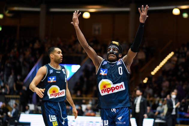 T J Shorts Merlins Crailsheim cheers, GER, HAKRO Merlins Crailsheim vs Hamburg Towers, 20 11 2021, 8 matchday easycredit Basketball Bundesliga, season 2021 2022 GER, HAKRO Merlins Crailsheim vs Hamburg Towers, 20 11 2021, 8 matchday easycredit Basketball Bundesliga, season 2021 2022 Crailsheim Copyright: xEibner MichaelxMemmlerx EP_MMR