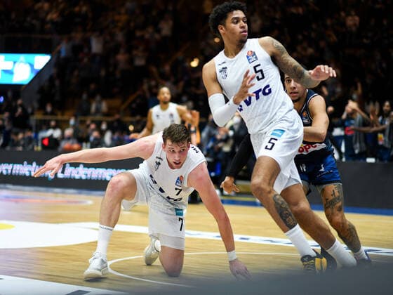 Lukas Meisner Hamburg Towers , Caleb Homesley Hamburg Towers dissatisfied, GER, HAKRO Merlins Crailsheim vs Hamburg Towers, 20 11 2021, 8 match day easycredit Basketball Bundesliga, season 2021 2022 GER, HAKRO Merlins Crailsheim vs Hamburg Towers, 20 11 2021, 8 match day easycredit Basketball Bundesliga, season 2021 2022 Crailsheim Copyright: xEibner MichaelxMemmlerx EP_MMR